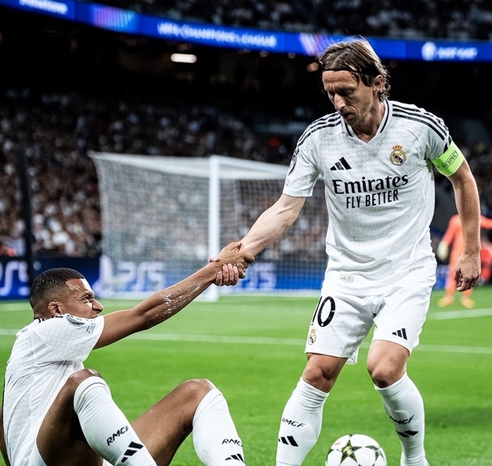 海外网友热议AL淘汰BLG：不敢相信BLG是LPL第2名！CFO看起来更强