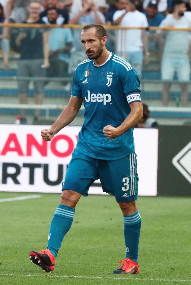 爆冷！东契奇42+7+8，比赛还未结束，老詹走入场内一把抱住德罗赞