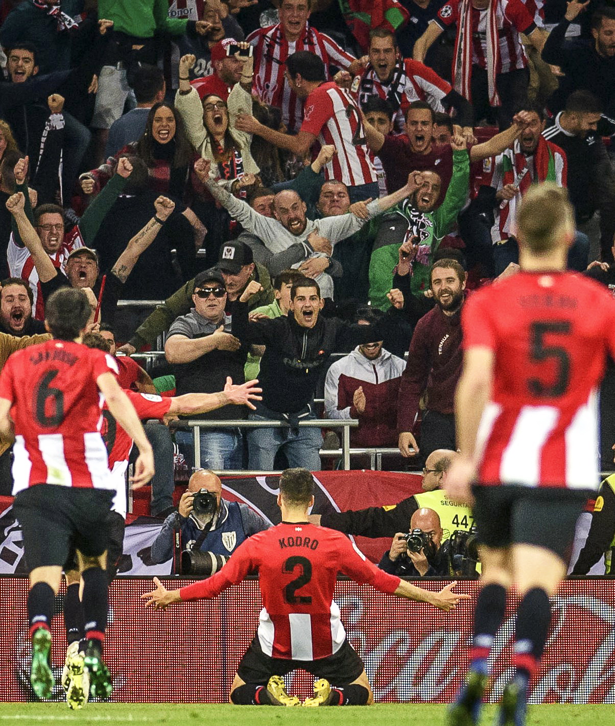 皇马球迷拉横幅抗议78岁佛爷：离开吧！失败者 为钱出卖一切